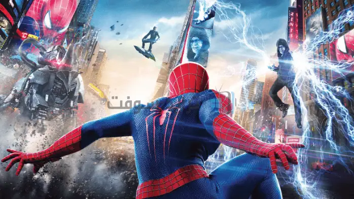 ملصق فيلم "الرجل العنكبوت المذهل 2"، يظهر فيه سبايدر مان وهو يقوم بعمله على خلفية أفق المدينة.