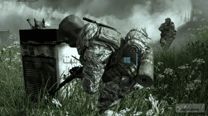 غلاف لعبة Call of Duty 4 للكمبيوتر الشخصي يظهر جنودًا في قتال مع خلفية درامية.