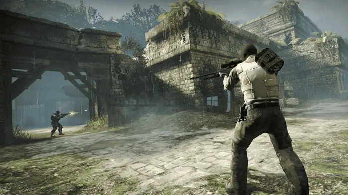 لقطة شاشة للعبة Counter Strike على الكمبيوتر الشخصي، تتميز بالحركة المكثفة واللاعبين المنخرطين في تبادل إطلاق نار تكتيكي.