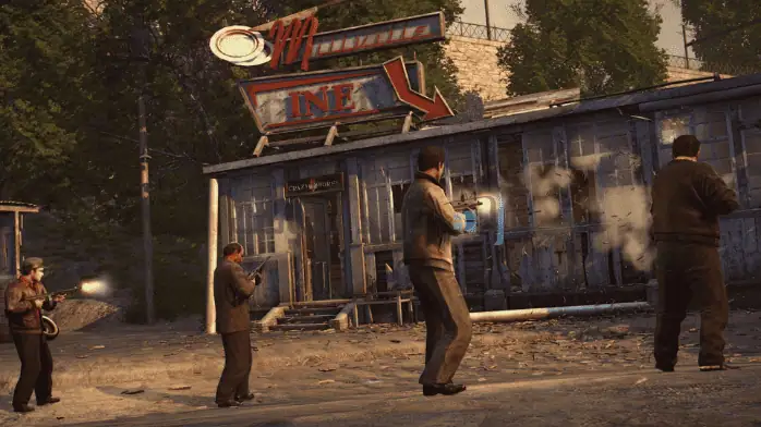 لقطة شاشة للعبة Mafia 2 على الكمبيوتر الشخصي، تعرض مشهدًا للمدينة مع سيارات قديمة وشخصيات ترتدي ملابس الأربعينيات.