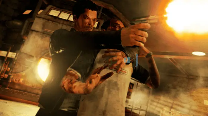 غلاف لعبة Sleeping Dogs للكمبيوتر الشخصي يظهر أفق المدينة والشخصية الرئيسية في وضعية الحركة.