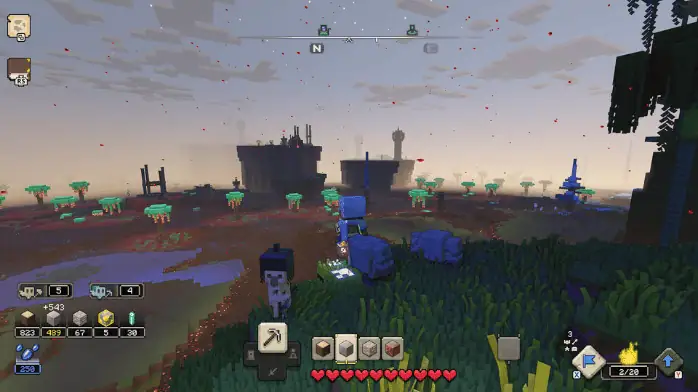 صورة ترويجية تعرض لعبة Minecraft المتوفرة مجانًا على الكمبيوتر الشخصي، وتتميز برسومات مكعبة نابضة بالحياة وعناصر لعب.
